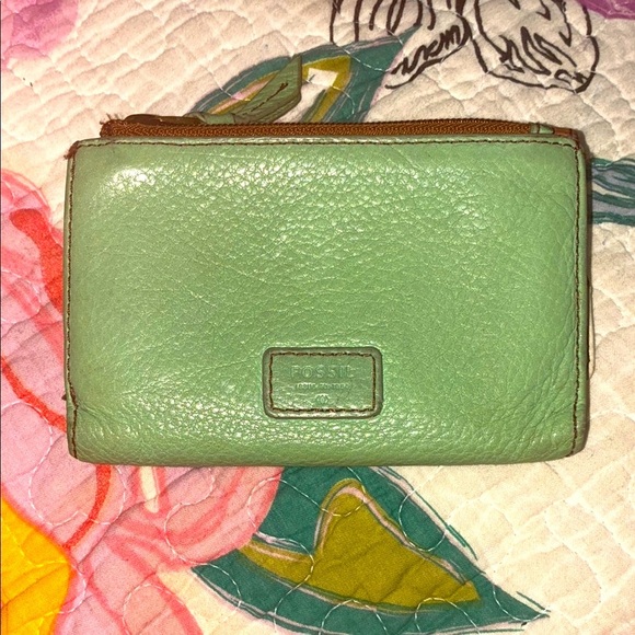 Fossil cream, brown and green leather exterior Wallet Compact - Picture 1 of 4